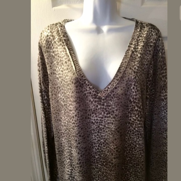 CHICO’S Animal Print VNeck Sweater Gray White Knit VNeck Rabbit Hair Spotted - Picture 2 of 9